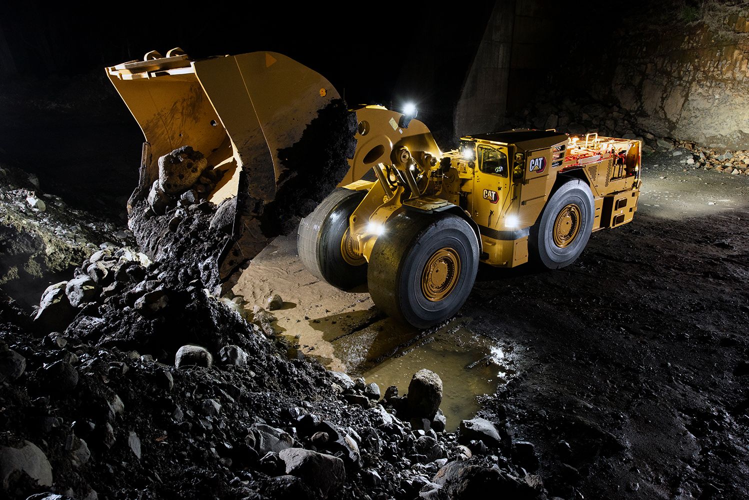 Bost Used Caterpillar R2900 Bucket - Side
